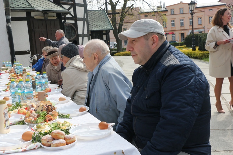 Śniadanie wielkanocne dla samotnych, chorych i potrzebujących w Miliczu