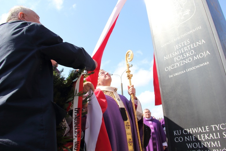 Odsłonięto pomnik wdzięczności za chrzest Polski i odzyskanie niepodległości