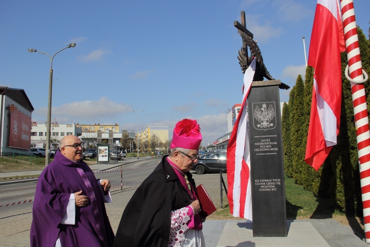 Odsłonięto pomnik wdzięczności za chrzest Polski i odzyskanie niepodległości