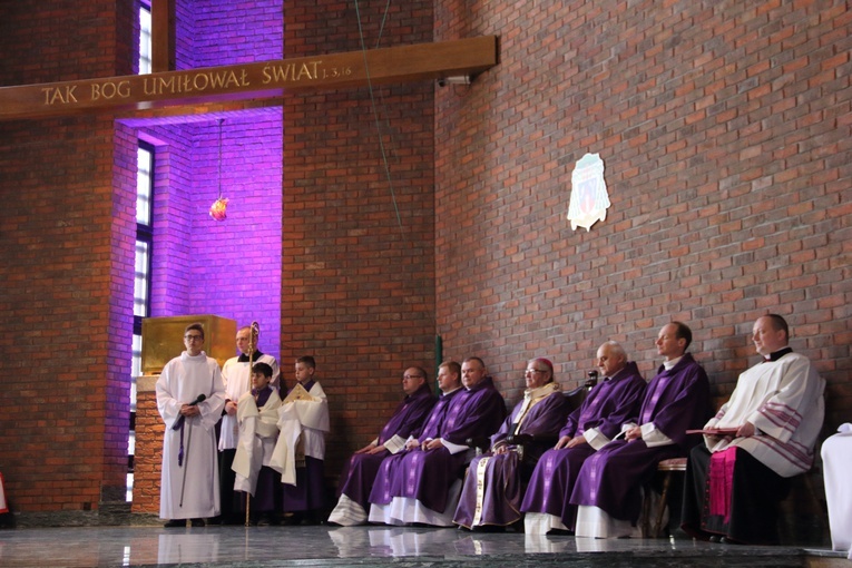 Odsłonięto pomnik wdzięczności za chrzest Polski i odzyskanie niepodległości
