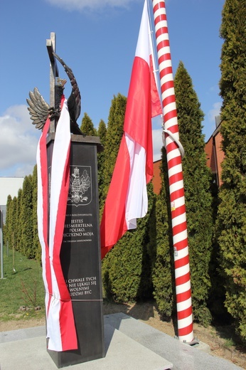 Odsłonięto pomnik wdzięczności za chrzest Polski i odzyskanie niepodległości