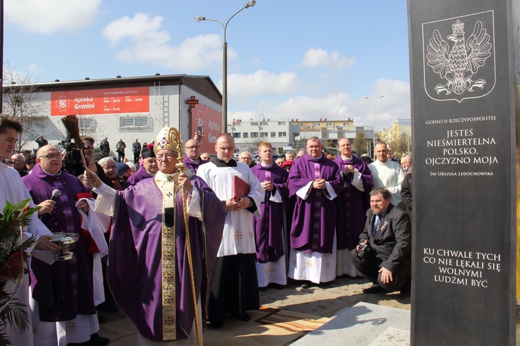 Odsłonięto pomnik wdzięczności za chrzest Polski i odzyskanie niepodległości