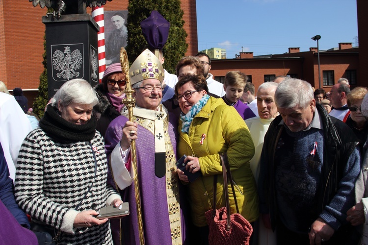 Odsłonięto pomnik wdzięczności za chrzest Polski i odzyskanie niepodległości