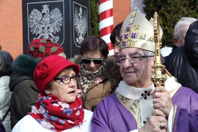 Odsłonięto pomnik wdzięczności za chrzest Polski i odzyskanie niepodległości