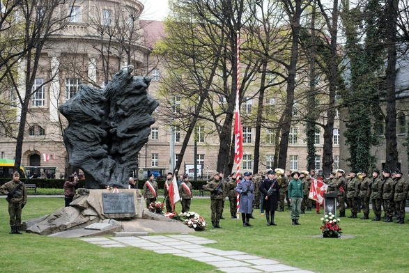 Prezydent o Katyniu: "Pamięć o bohaterskich ofiarach trwa w sercach rodaków"