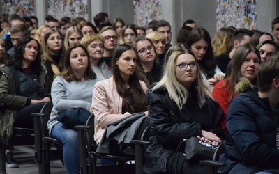 Młodzi z uwagą słuchali konferencji.