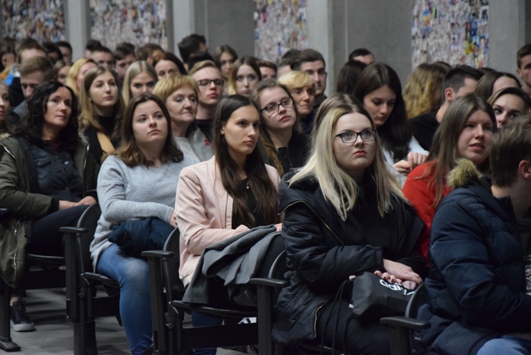 Młodzi z uwagą słuchali konferencji.