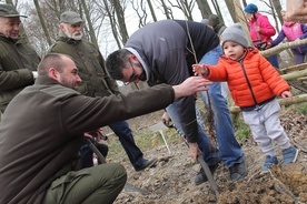 Akcja "Jedno dziecko, jedno drzewo". W koszalińskim lesie posadzono 2 tys. drzew. 