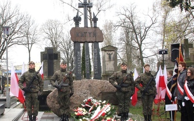 Pod pomnikiem upamiętniającym ofiary zbrodni katyńskiej złożono kwiaty i zapalono znicze.