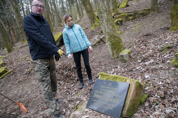 Sprzątanie żydowskiego cmentarza w Świdwinie