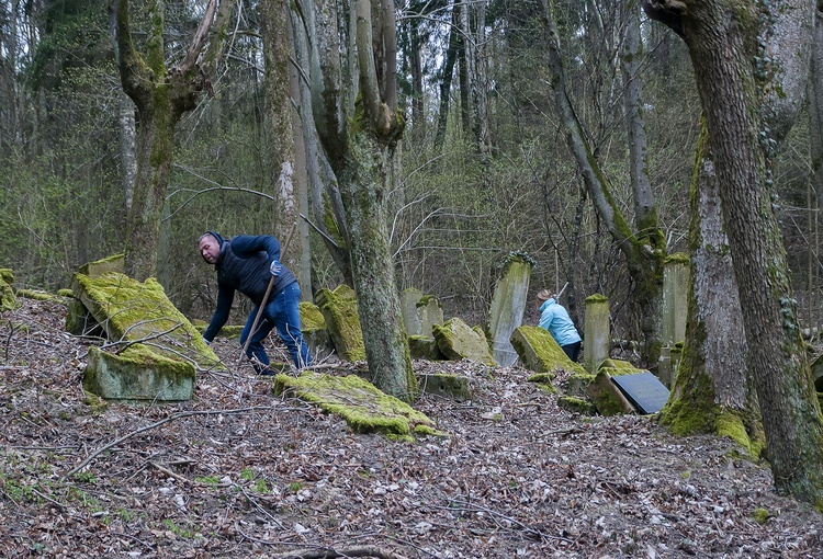 Sprzątanie żydowskiego cmentarza w Świdwinie