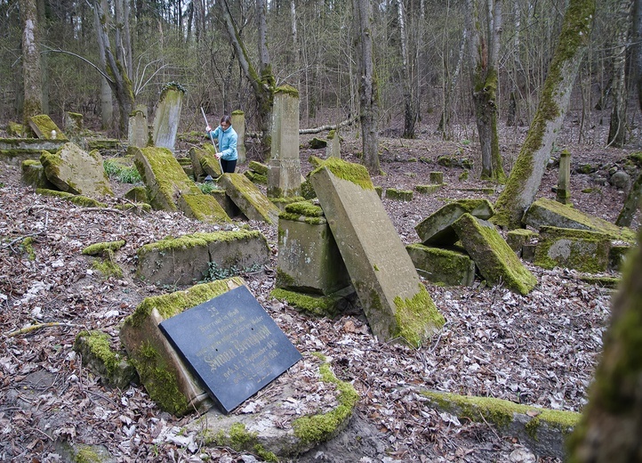 Sprzątanie żydowskiego cmentarza w Świdwinie