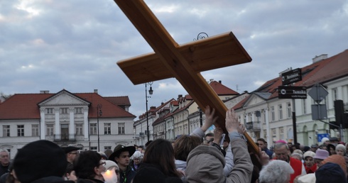 Droga Krzyżowa za prześladowanych chrześcijan w Płocku