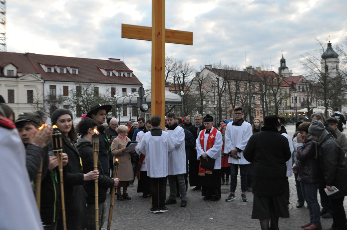 Określ Jakie Postawy Występowały Wśród Prześladowanych Chrześcijan Droga Krzyżowa za prześladowanych chrześcijan w Płocku