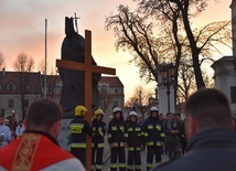 W Łowiczu nabożeństwo rozpoczęto przy pomniku św. Jana Pawła II. 