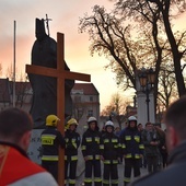 W Łowiczu nabożeństwo rozpoczęto przy pomniku św. Jana Pawła II. 