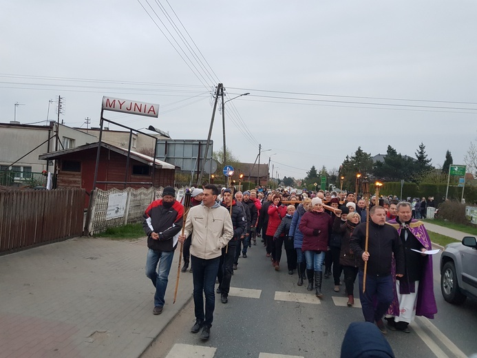 ​Droga Krzyżowana ulicach parafii pw. NMP Różańcowej w Kiełczowie