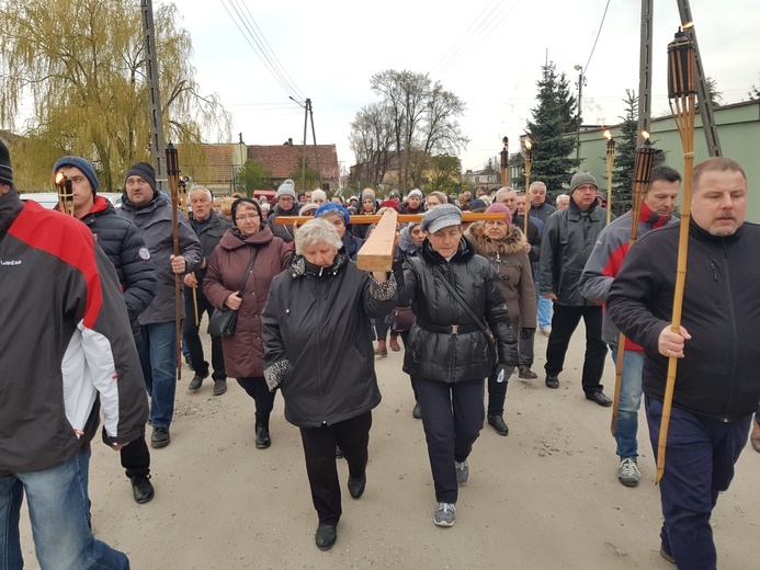 ​Droga Krzyżowana ulicach parafii pw. NMP Różańcowej w Kiełczowie