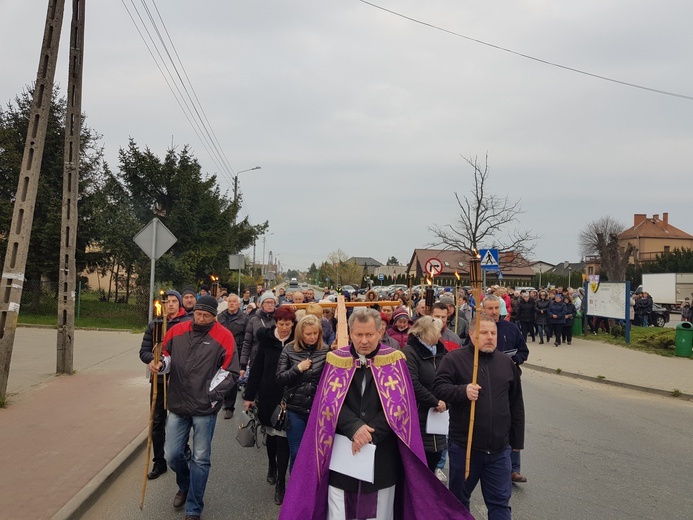 ​Droga Krzyżowana ulicach parafii pw. NMP Różańcowej w Kiełczowie