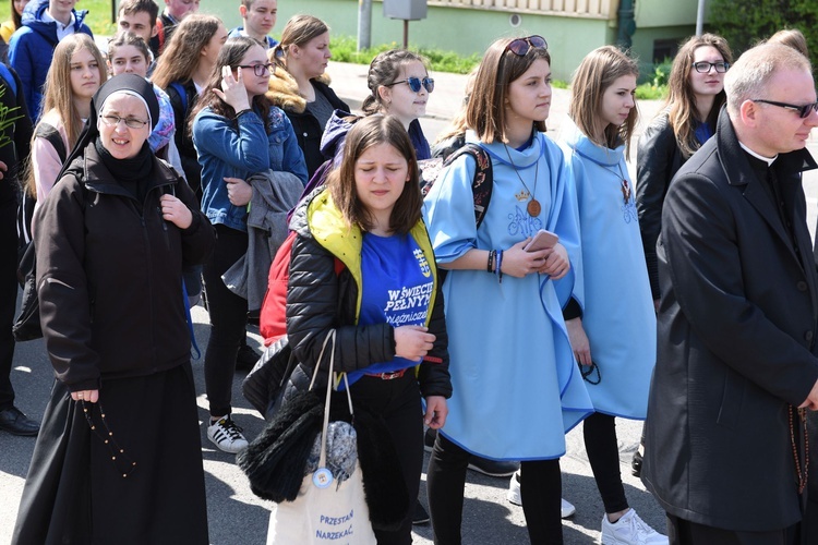 Tarnów. Niedziela Palmowa młodych. Procesja różańcowa