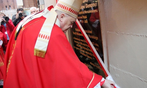 Metropolita warszawski odsłonił tablicę upamiętniającą Prymasa Polski kard. Józefa Glempa.