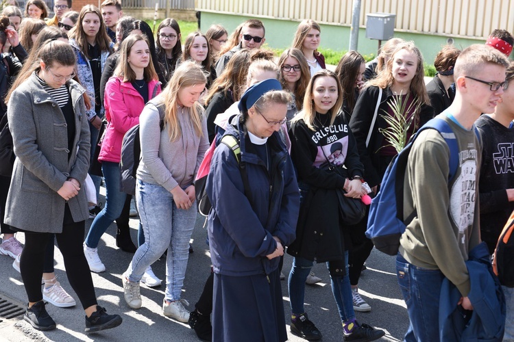 Tarnów. Niedziela Palmowa młodych. Procesja różańcowa