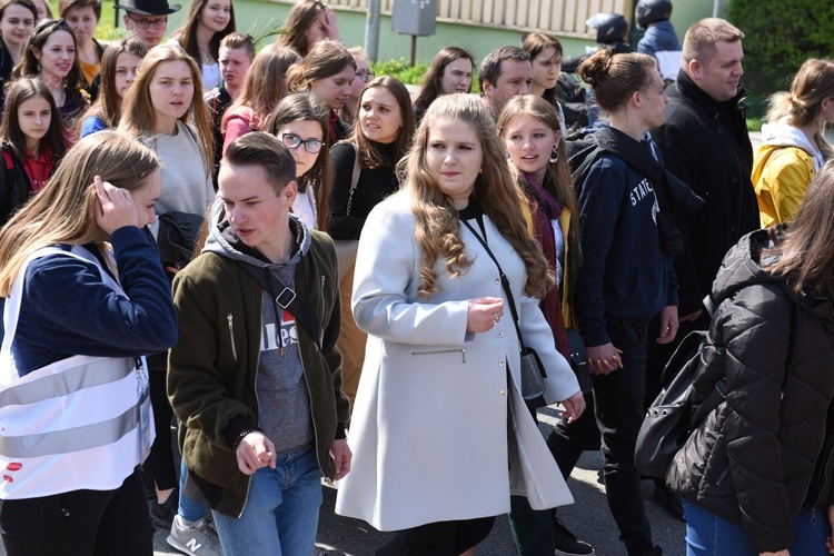 Tarnów. Niedziela Palmowa młodych. Procesja różańcowa