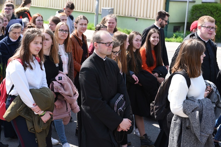 Tarnów. Niedziela Palmowa młodych. Procesja różańcowa