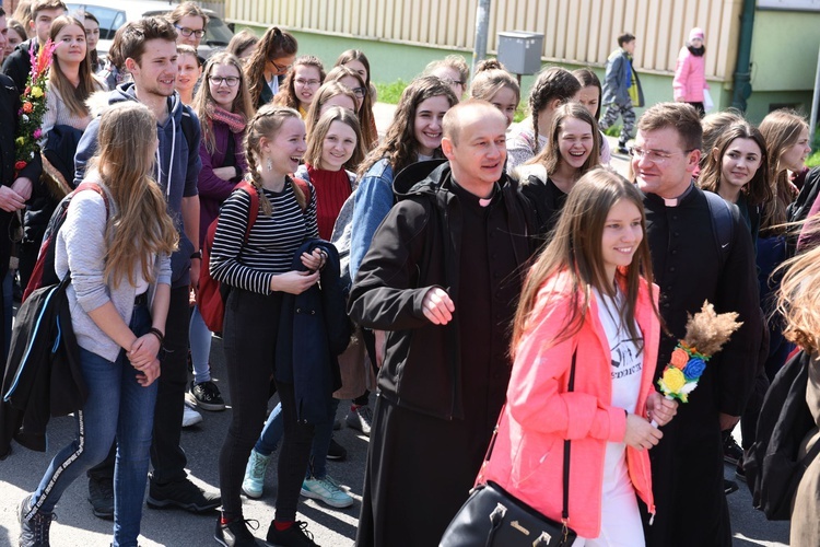 Tarnów. Niedziela Palmowa młodych. Procesja różańcowa