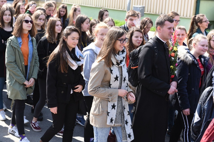 Tarnów. Niedziela Palmowa młodych. Procesja różańcowa