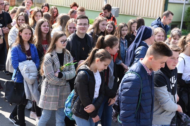 Tarnów. Niedziela Palmowa młodych. Procesja różańcowa