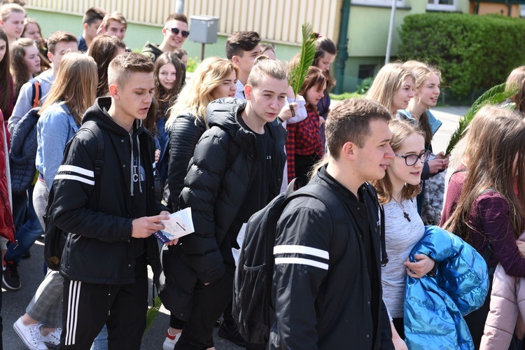 Tarnów. Niedziela Palmowa młodych. Procesja różańcowa