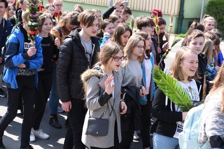 Tarnów. Niedziela Palmowa młodych. Procesja różańcowa