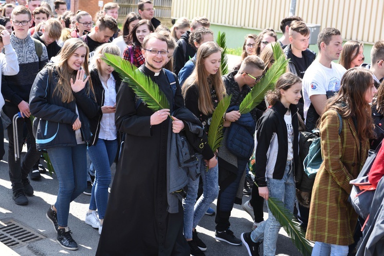 Tarnów. Niedziela Palmowa młodych. Procesja różańcowa