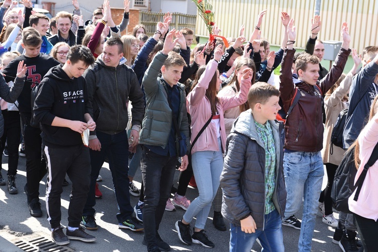 Tarnów. Niedziela Palmowa młodych. Procesja różańcowa