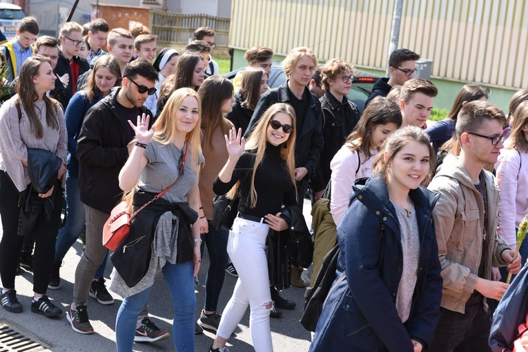 Tarnów. Niedziela Palmowa młodych. Procesja różańcowa