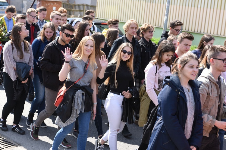 Tarnów. Niedziela Palmowa młodych. Procesja różańcowa