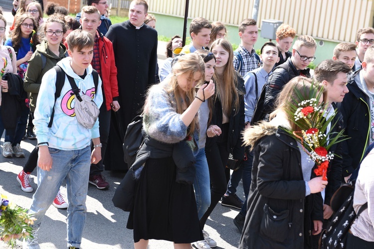 Tarnów. Niedziela Palmowa młodych. Procesja różańcowa