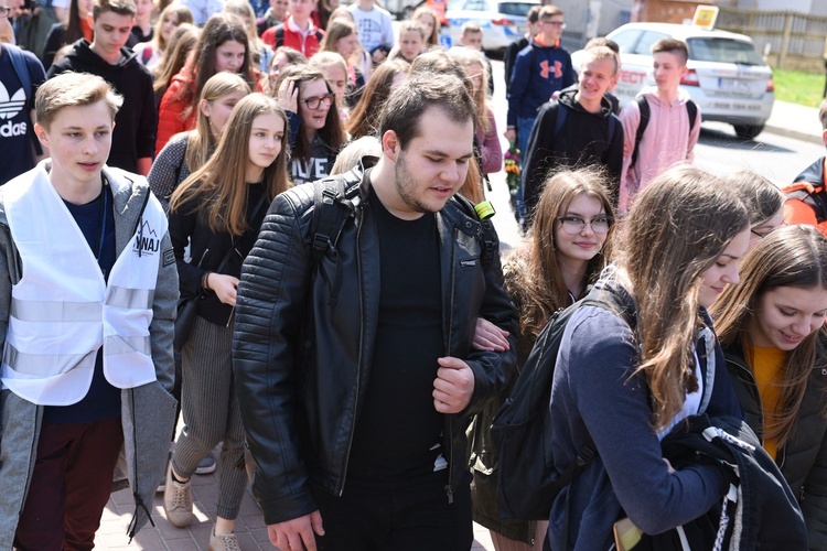 Tarnów. Niedziela Palmowa młodych. Procesja różańcowa