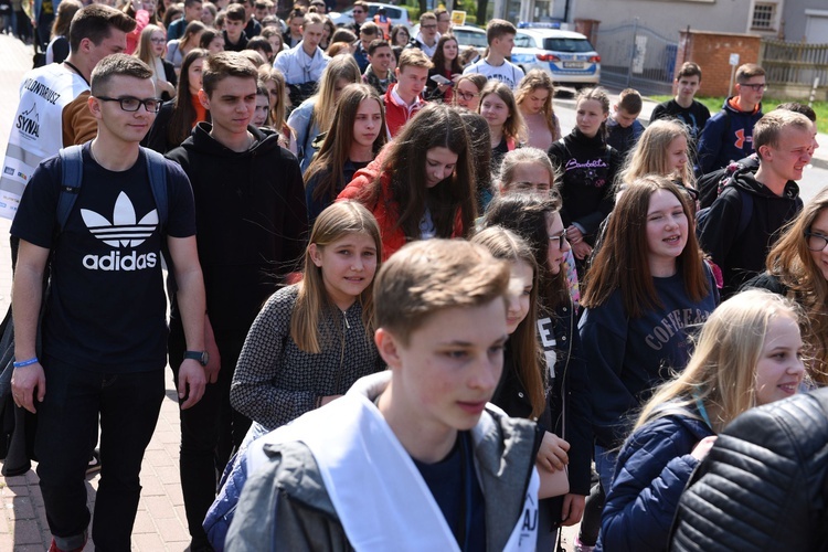 Tarnów. Niedziela Palmowa młodych. Procesja różańcowa