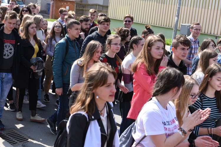 Tarnów. Niedziela Palmowa młodych. Procesja różańcowa