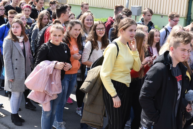 Tarnów. Niedziela Palmowa młodych. Procesja różańcowa