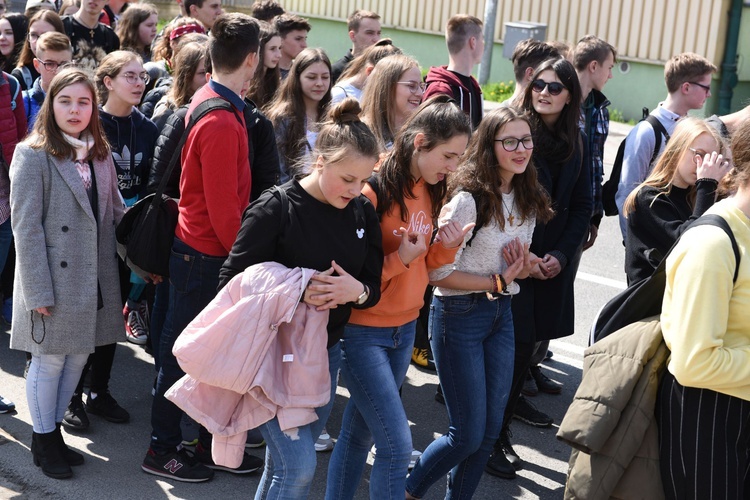 Tarnów. Niedziela Palmowa młodych. Procesja różańcowa