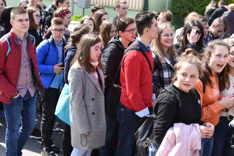 Tarnów. Niedziela Palmowa młodych. Procesja różańcowa