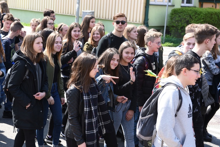 Tarnów. Niedziela Palmowa młodych. Procesja różańcowa