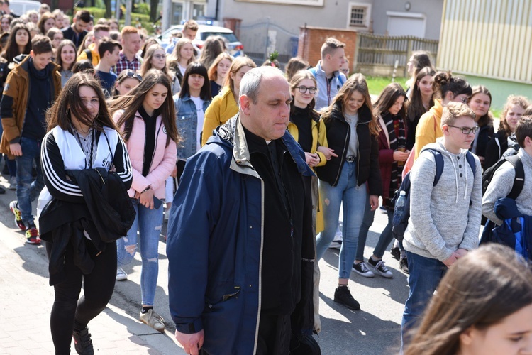 Tarnów. Niedziela Palmowa młodych. Procesja różańcowa