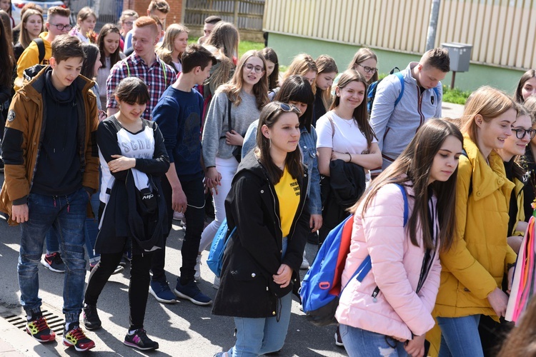 Tarnów. Niedziela Palmowa młodych. Procesja różańcowa