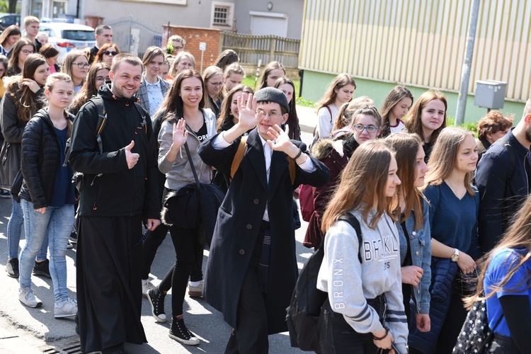 Tarnów. Niedziela Palmowa młodych. Procesja różańcowa