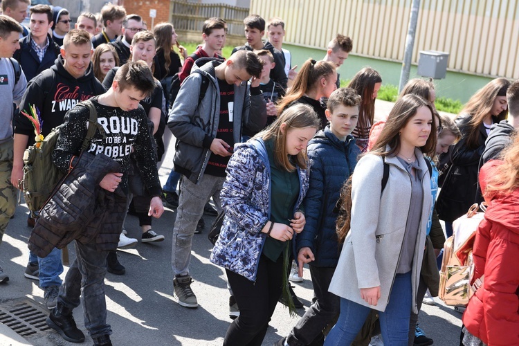 Tarnów. Niedziela Palmowa młodych. Procesja różańcowa