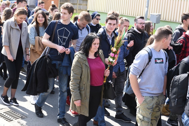 Tarnów. Niedziela Palmowa młodych. Procesja różańcowa